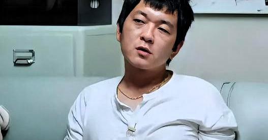 评论区刷满“不配”，张哲轩把话筒推远，说“闭口不谈”。

他没抬眼，语速慢下来：