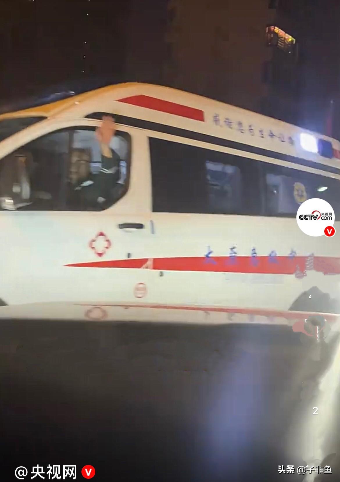 近日，凌晨1点的山西太原，大多数人已陷入熟睡，小区里一片寂静，可一辆急需进入小区