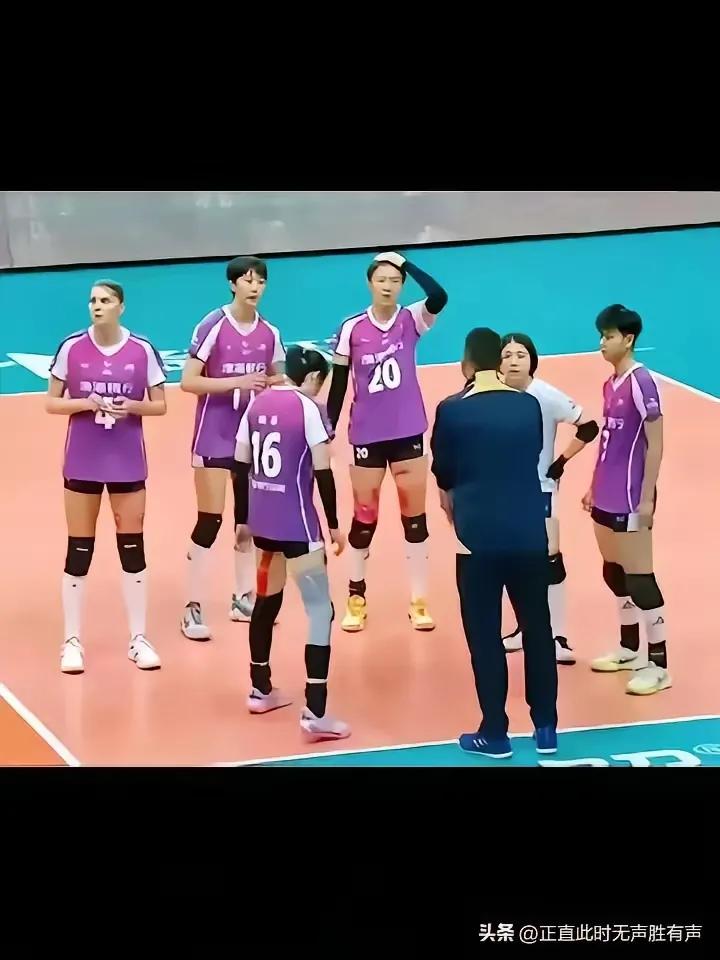 陈友泉出现在u20女排资格赛看台，还有排管中心副主任陪着，预示他可能要出山了！