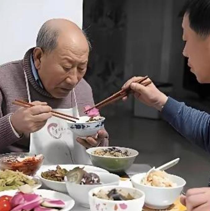这种新型养老方式，大家觉得靠谱吗？
 
小区一位70岁大爷，老伴走后不会做饭，每