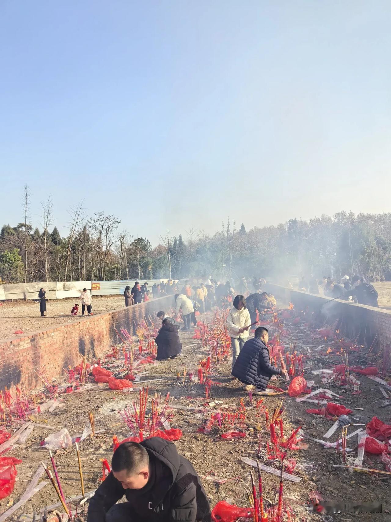 圣水寺的烧香处是新砌的红砖土围坝，宛如一个大大的农村院坝灶台，看上去颇为震撼。阳