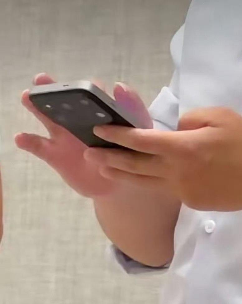据说OPPO Find X10 Pro Max长这样，也是横向大矩阵镜组，有可能