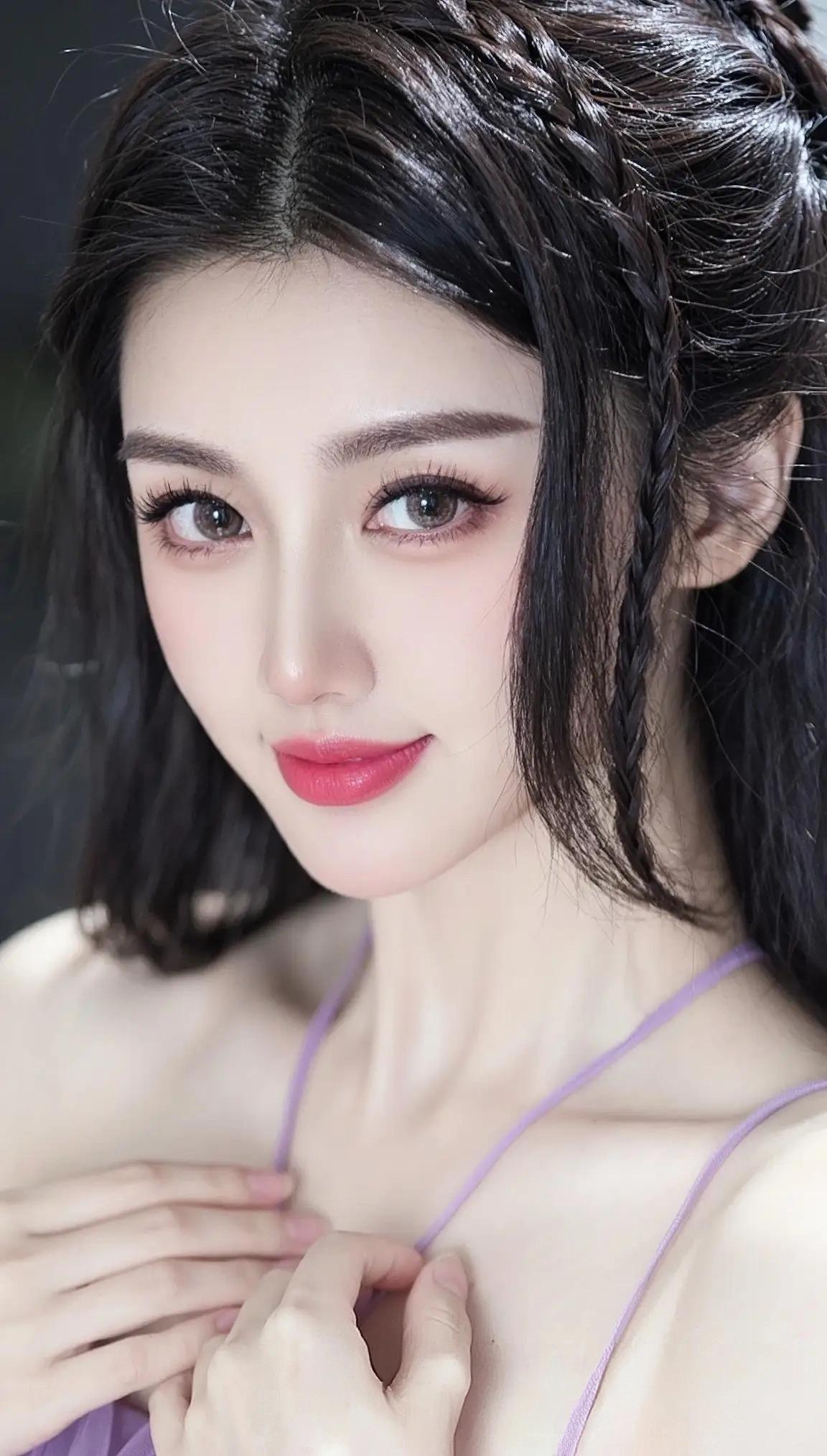 这是一幅令人心驰神往的绝美画卷，画中人宛若从古典诗篇中走出的仙子，身着一袭淡紫轻