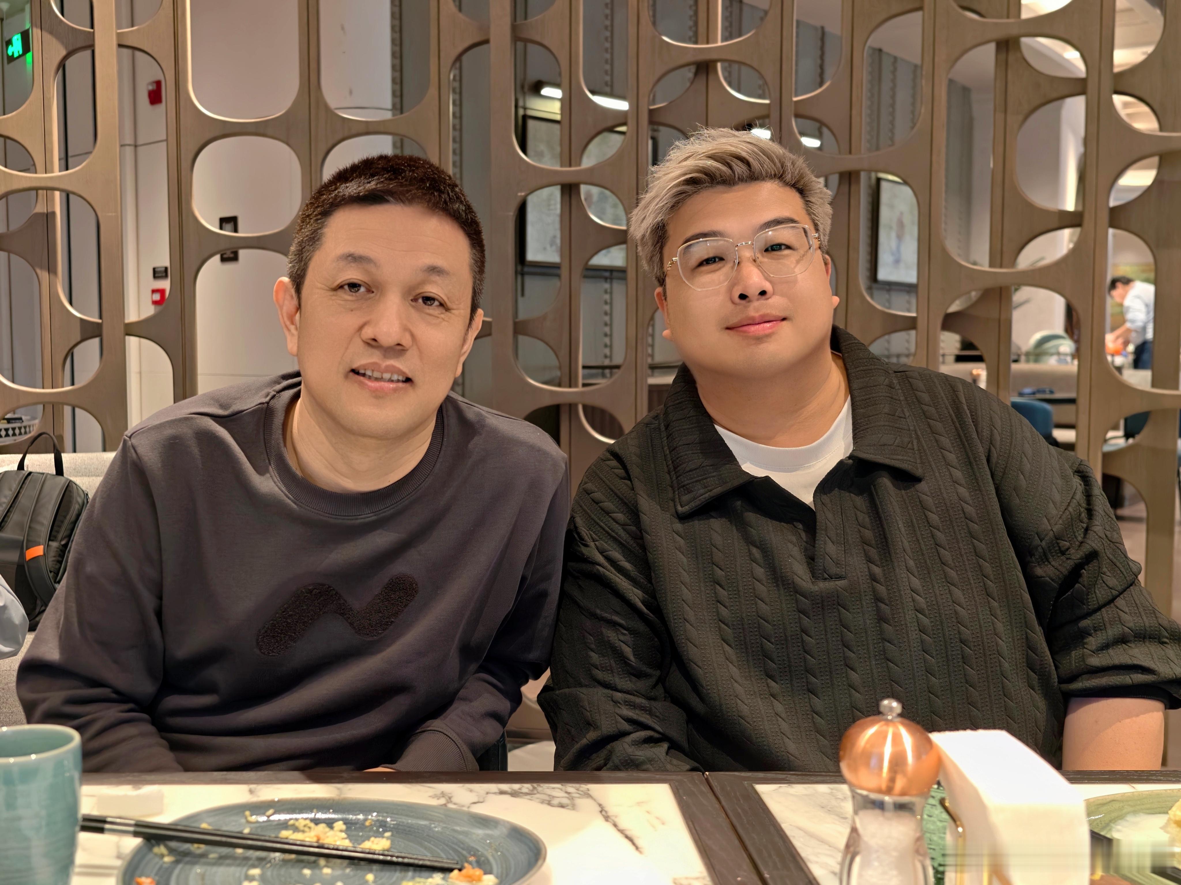 回上海的路上了小威也是和吃上午饭了蔚来加电，乐道加电蔚来乐道汽车