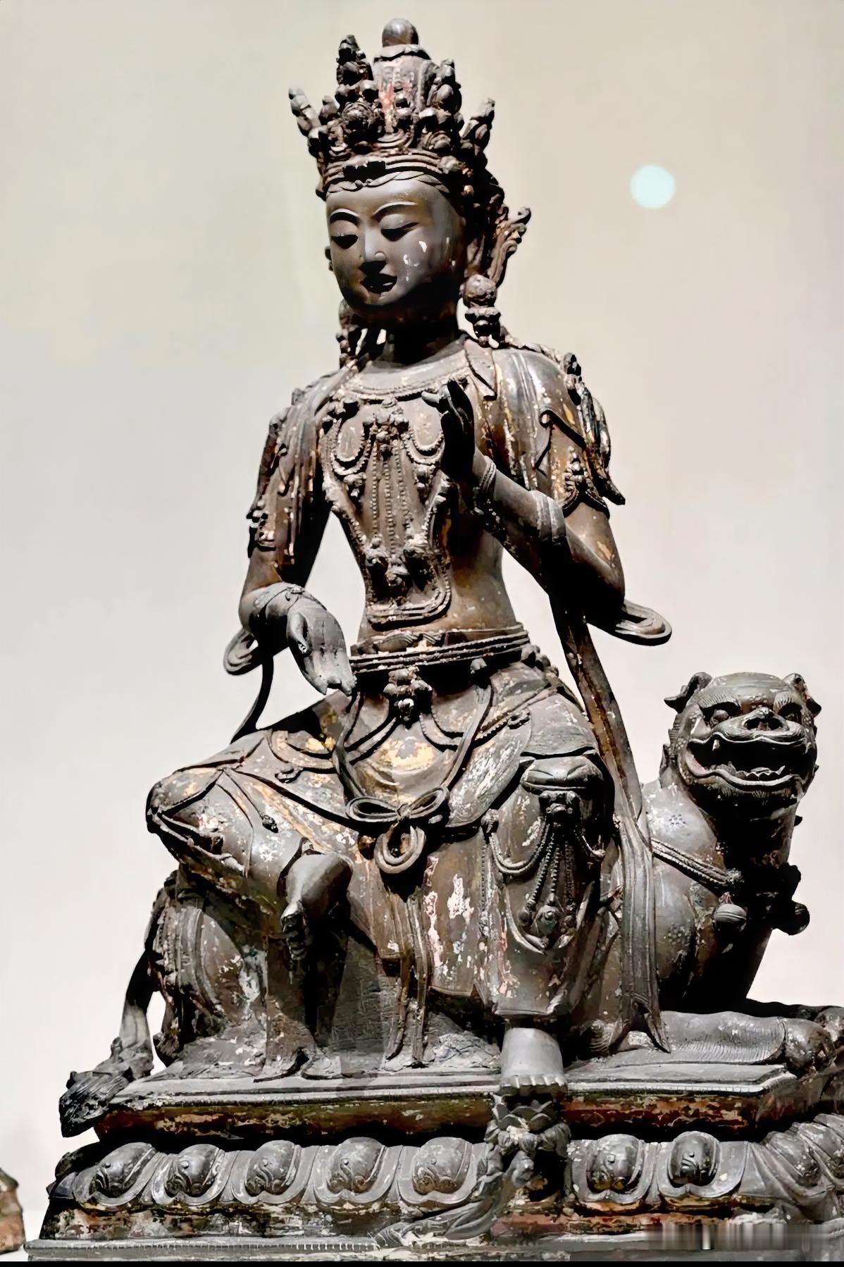 一件斑驳古铜造像，藏着明代最顶级的造像美学。国博这件正德年间文殊菩萨骑狮铜像，堪