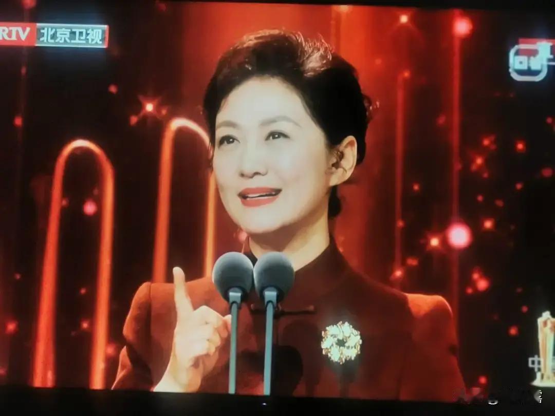 别猜了，央视主播和娱乐一哥的第一次同台，聊的是退休。
 
聚光灯下，海霞转头问何