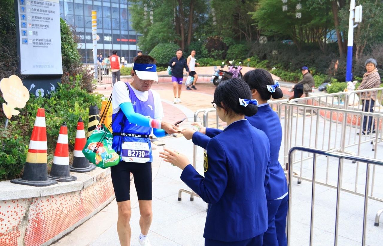 【合肥轨道护航马拉松】
👉暖心提示：马拉松散场人多，请保管好随身物品🎒
瞬时