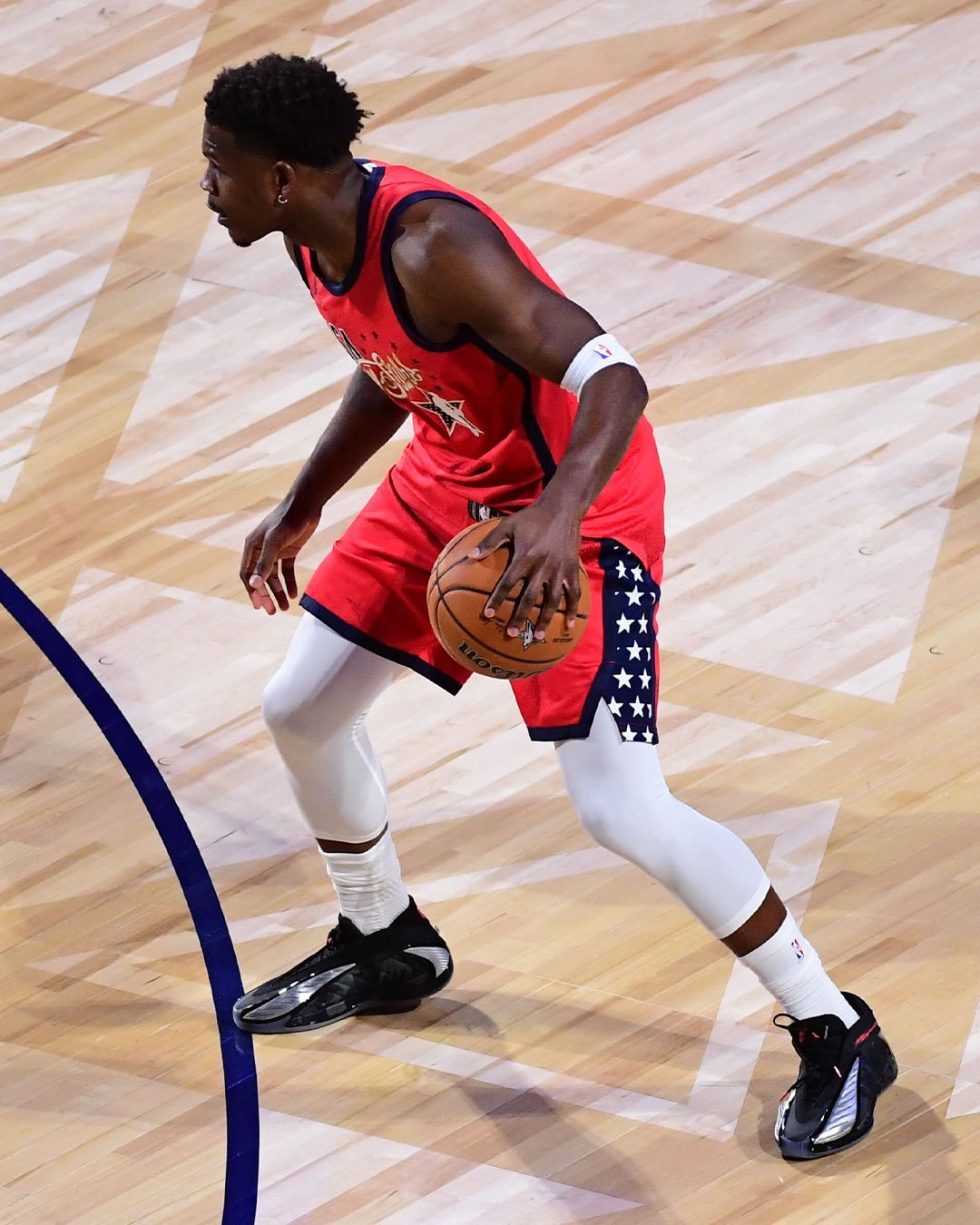 爱德华兹！！当选今年的全明星MVP！！今年全明星的三场比赛，爱德华兹一共21中1