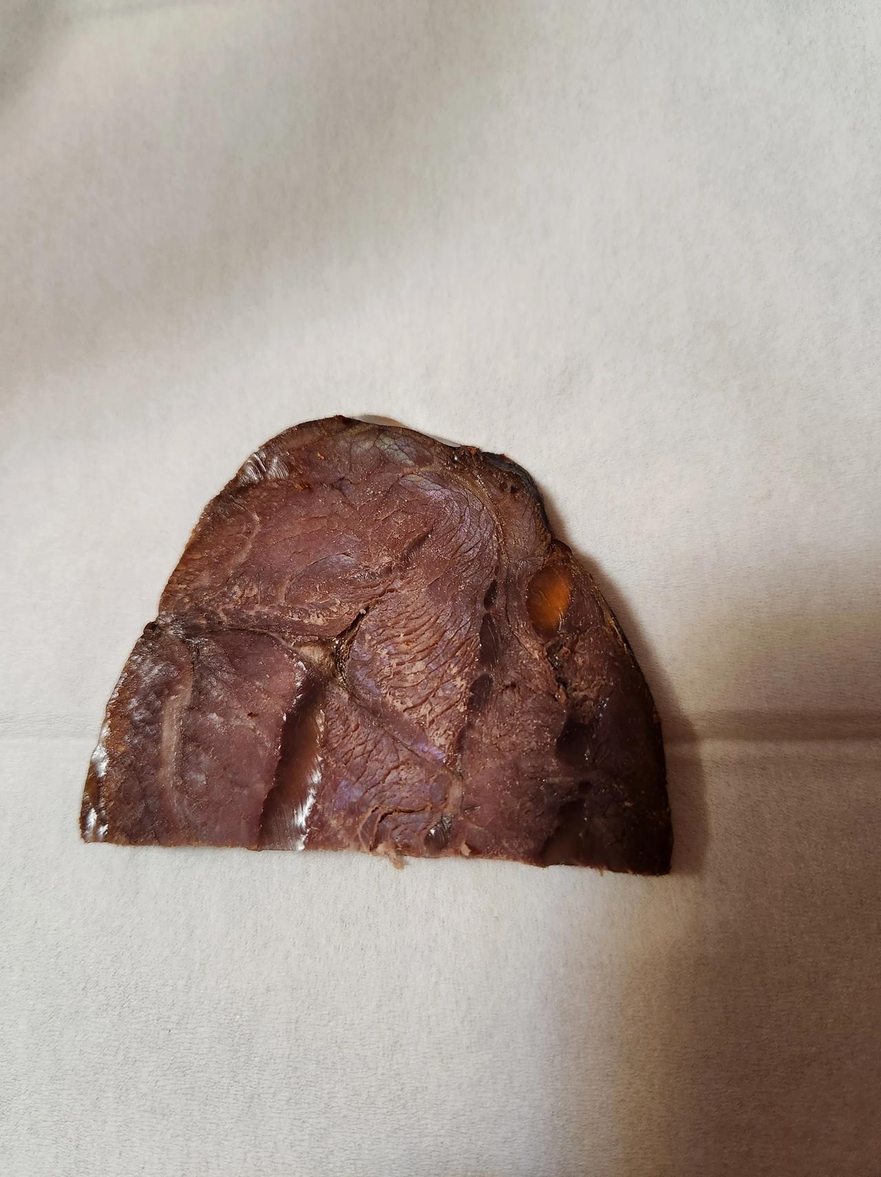 来个卤菜大师，看看这个牛肉是真的吗？
单位发的卤牛肉，没有异味，都快吃完了，发觉