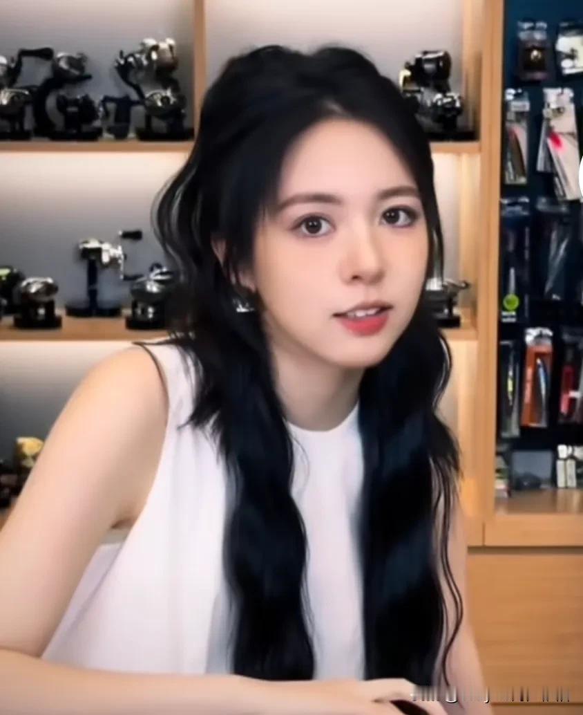 无论卢老板的酒后录音是不是合成的，我都站大杨嫂！理由是根本没必要：她这么漂亮，这