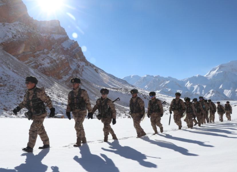 为什么在全国大多数军区都把师改成旅之后，新疆军区还能保留多支完整的作战师？

