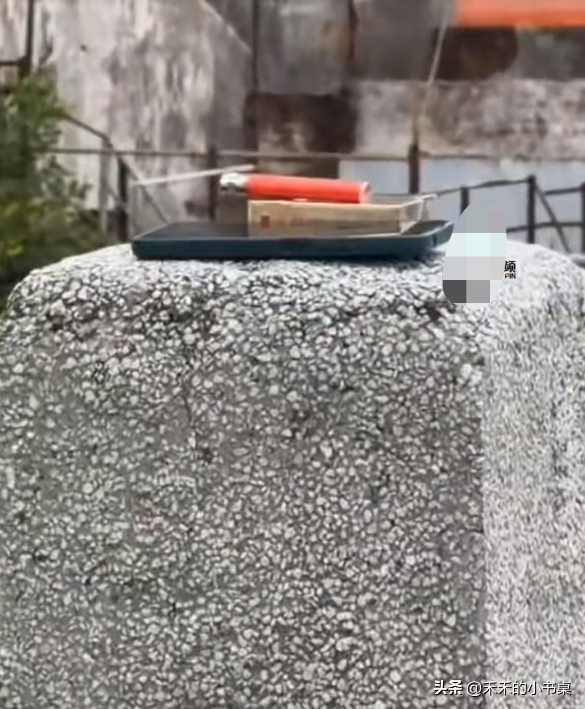 一男子留下手机香烟打火机，纵身跳进河里，打捞队把他捞上来，男子已经死亡。
现在这