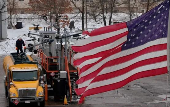 全球原油市场又爆出个大新闻，原油市场惊现5.8亿卡点大单，比总统发文还早15分钟