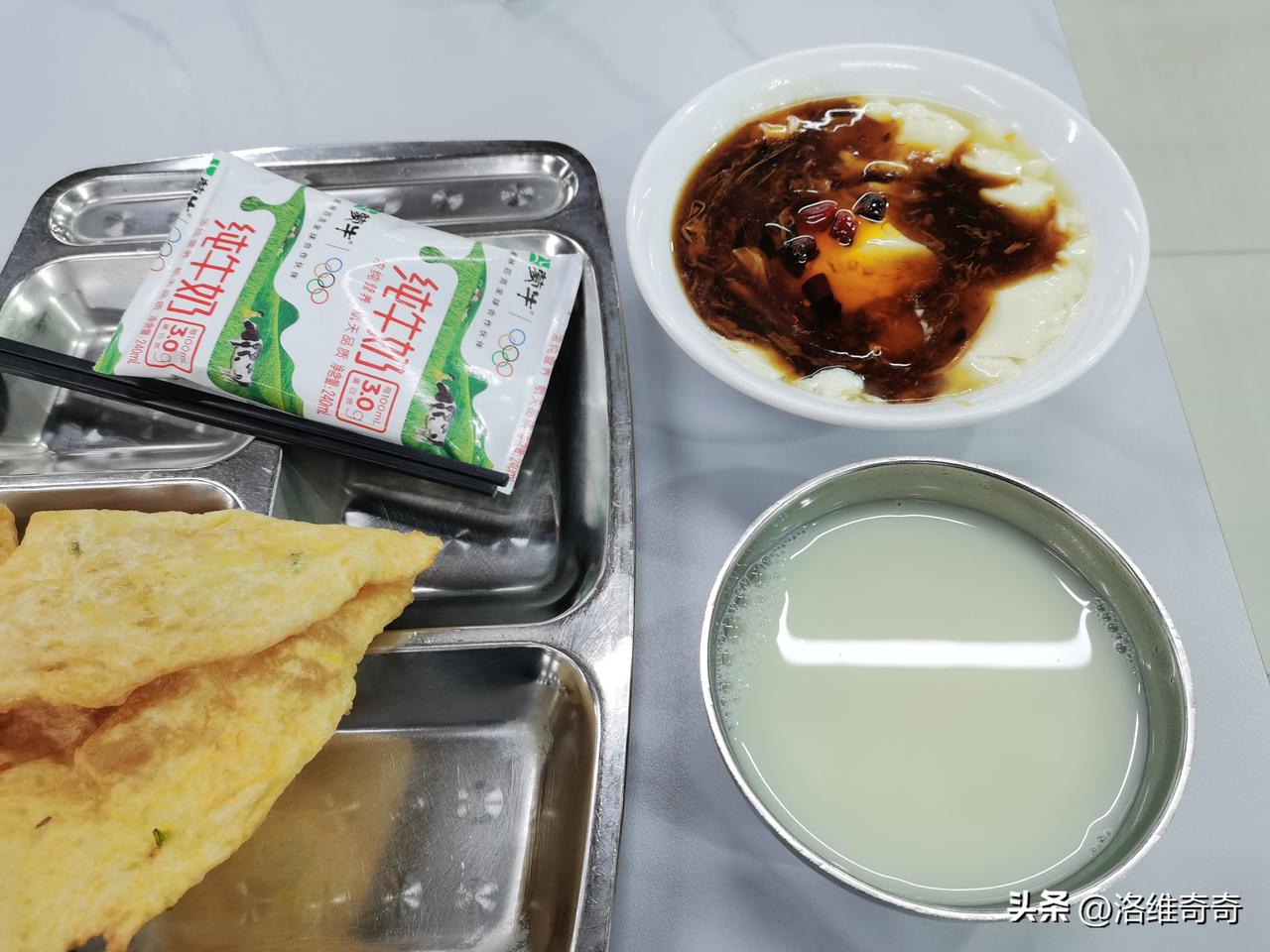 我跟老板说豆腐脑多放辣，炸饼要酥脆。
吃完才发现，饼脆得硌牙，豆腐脑辣得我直吸溜