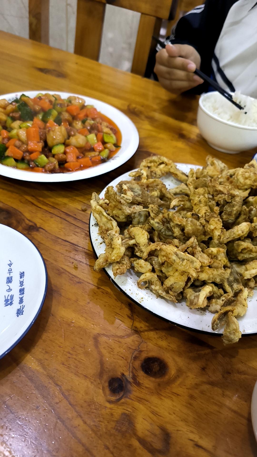 谁能想到，这是我第一次专门带孩子出来下馆子！
一盘香酥炸平菇，一盘色彩鲜亮的宫保