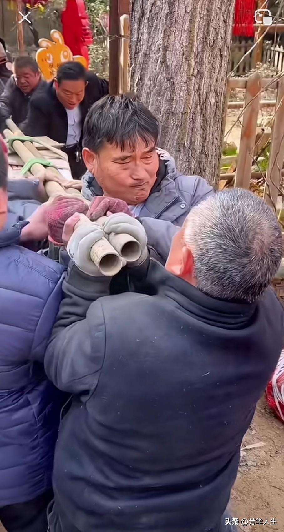 大衣哥不愧为农民歌手的称号，不但歌唱得好，这干起活来也是一把好手！