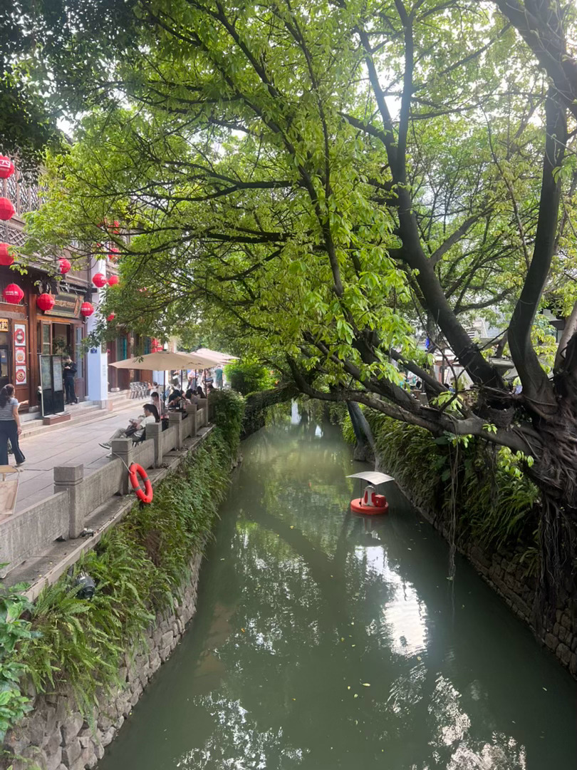 十一接力打卡十一出片打卡 国庆节漫步福州三坊七巷，古巷烟火满满，人来人往，感受古