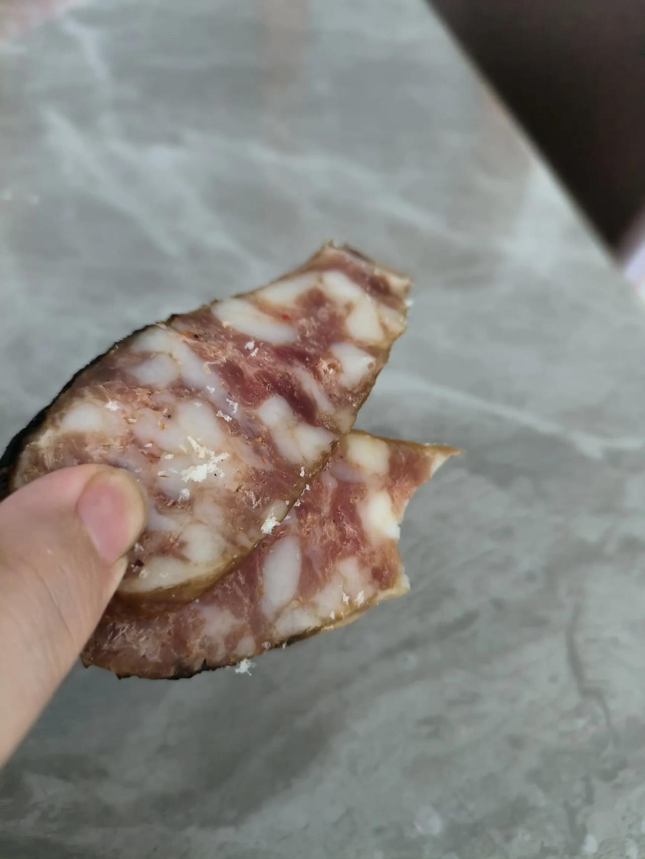 中秋都过完了，谁家还像我们家一样，还有一堆香肠腊肉的？[耶]香肠，还是自己做的好