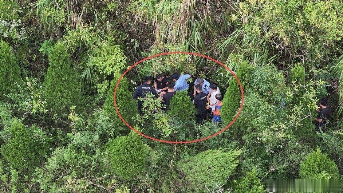 立体搜救玉环峭壁救援99岁老人搜救队伍克服湿滑陡坡、密林险阻，在峭壁下方找到受伤