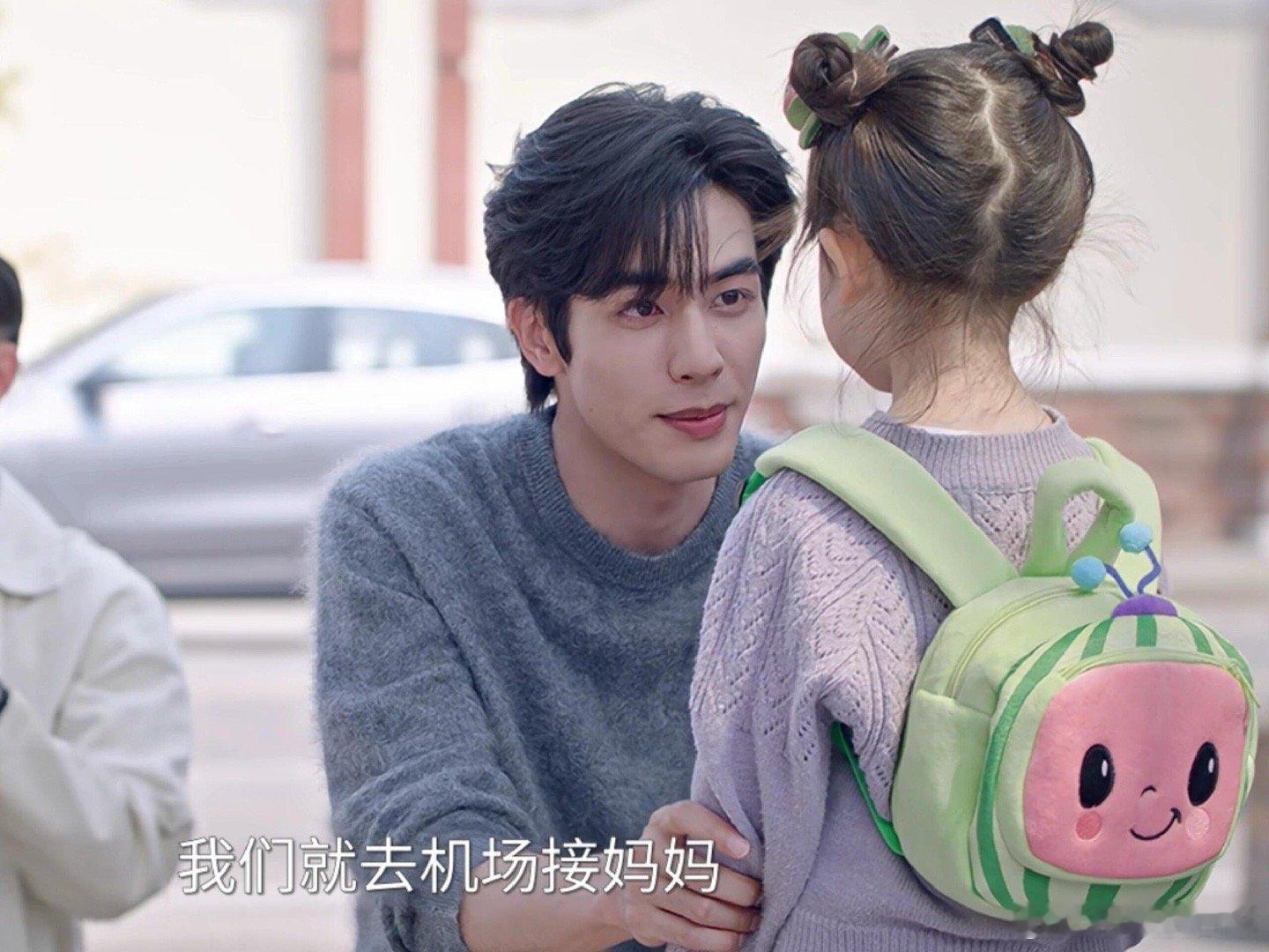 笑鼠了，这个西瓜五木把自己的元素都放在女儿身上书包是🍉包，夹子有🍉也有🌲，