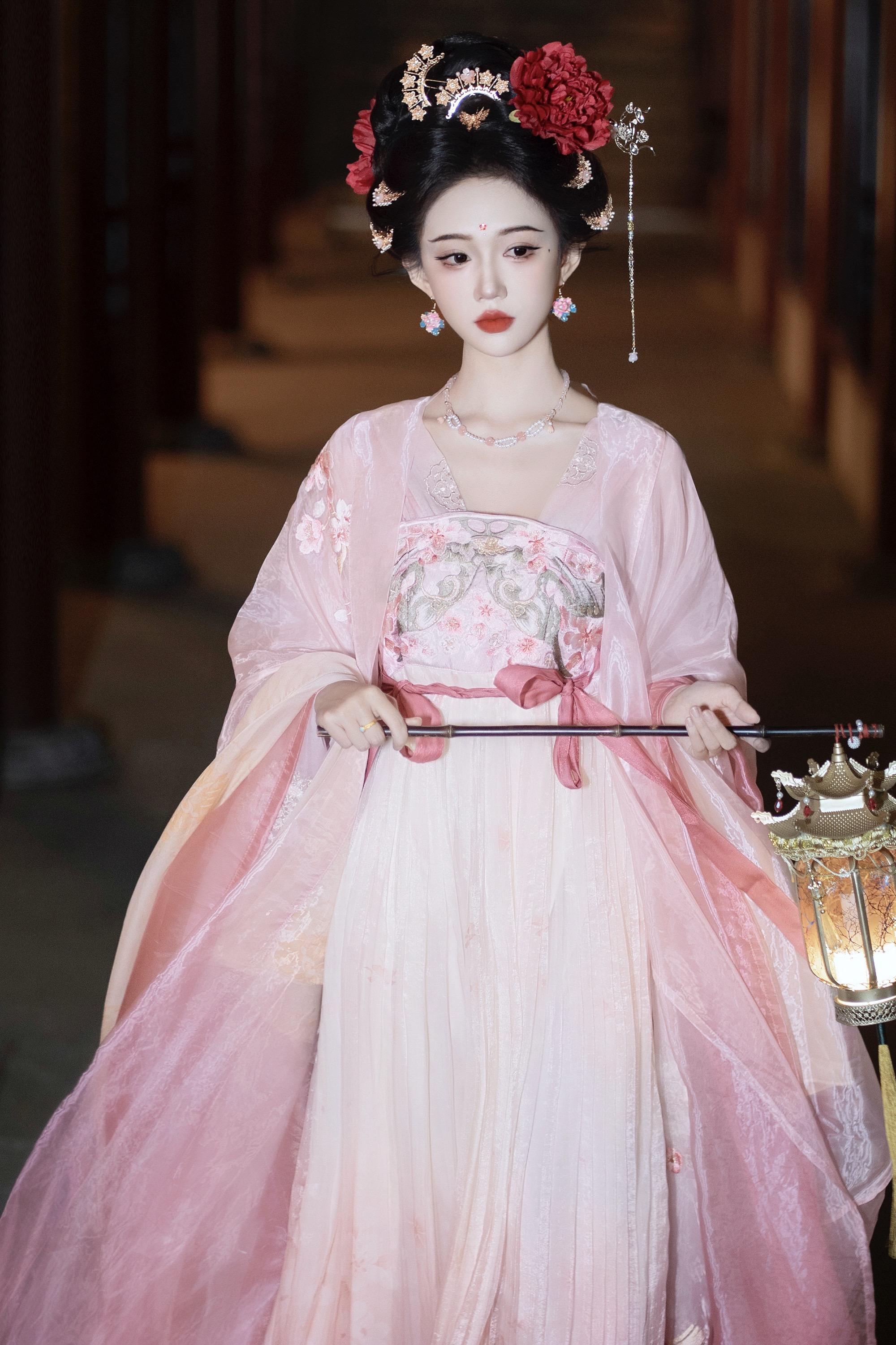 鞠婧祎露芜衣仿拍，你们想看的这组唐风造型。来啦