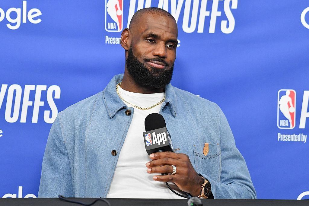 属实大开眼界！NBA诞生首位“打工人坐飞机通勤”的球员！消息传出，詹姆斯不会定居