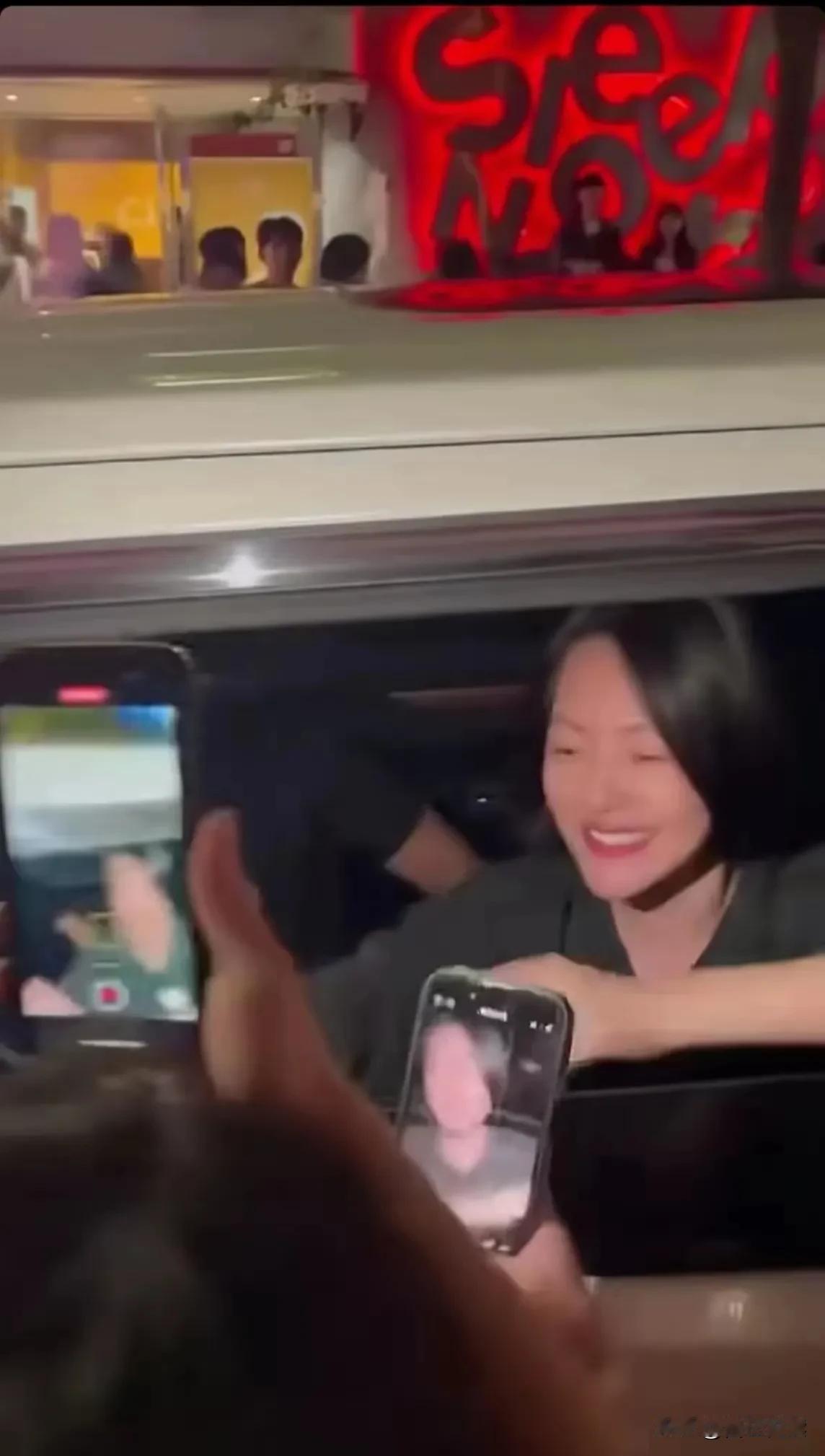 小S终于坐不住了
女儿内地代言被下架
自己《不熙娣》遭停播

加上姐姐大S的风评
