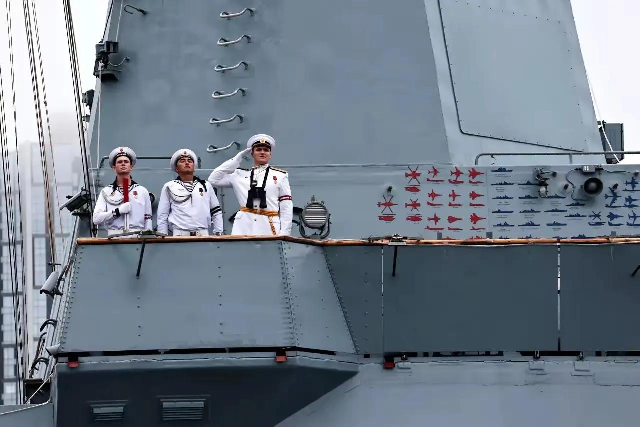 俄军把中国055大驱和歼-10C轮廓战机印在军舰上。

俄海军一艘排水量2100