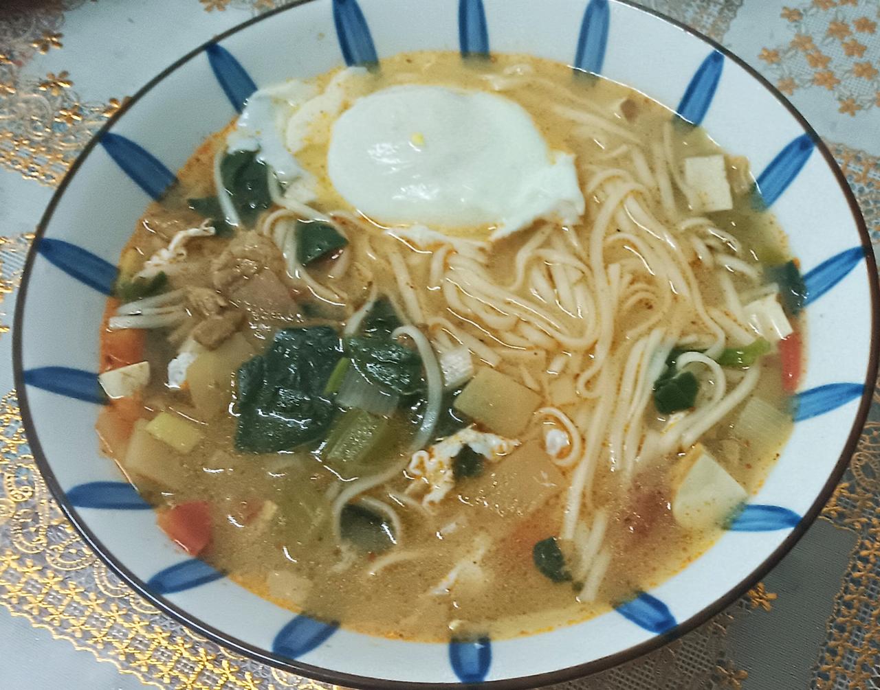 一碗菠菜鸡蛋面，热热呼呼、有滋有味。