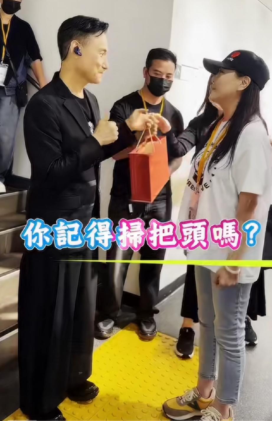 刘小慧问张学友记不记得扫把头

三十多年再重聚，他们都老了。
这部电影挺搞笑的，