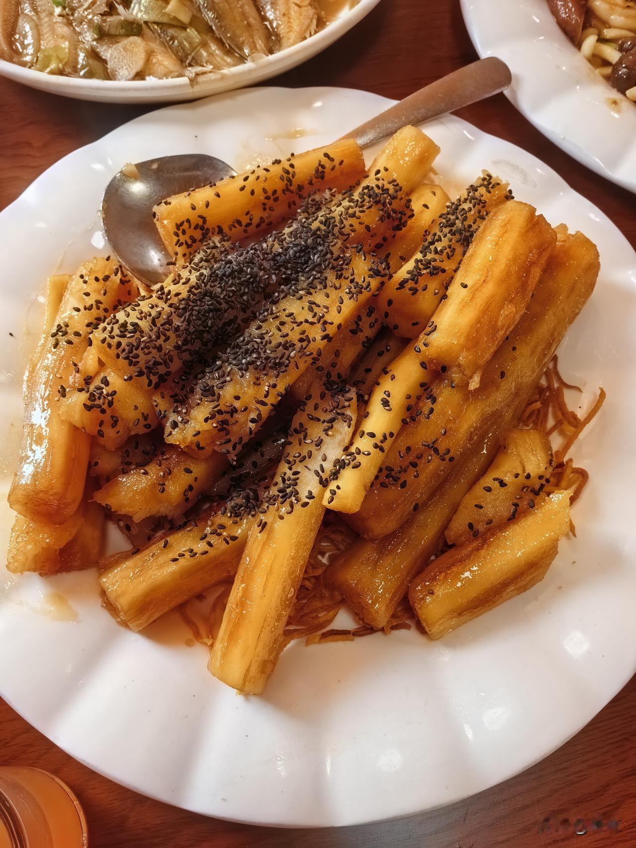 母亲节。老妈自己选的餐厅。东北菜。量大管饱。味道一般般。老妈跟青菜有仇。