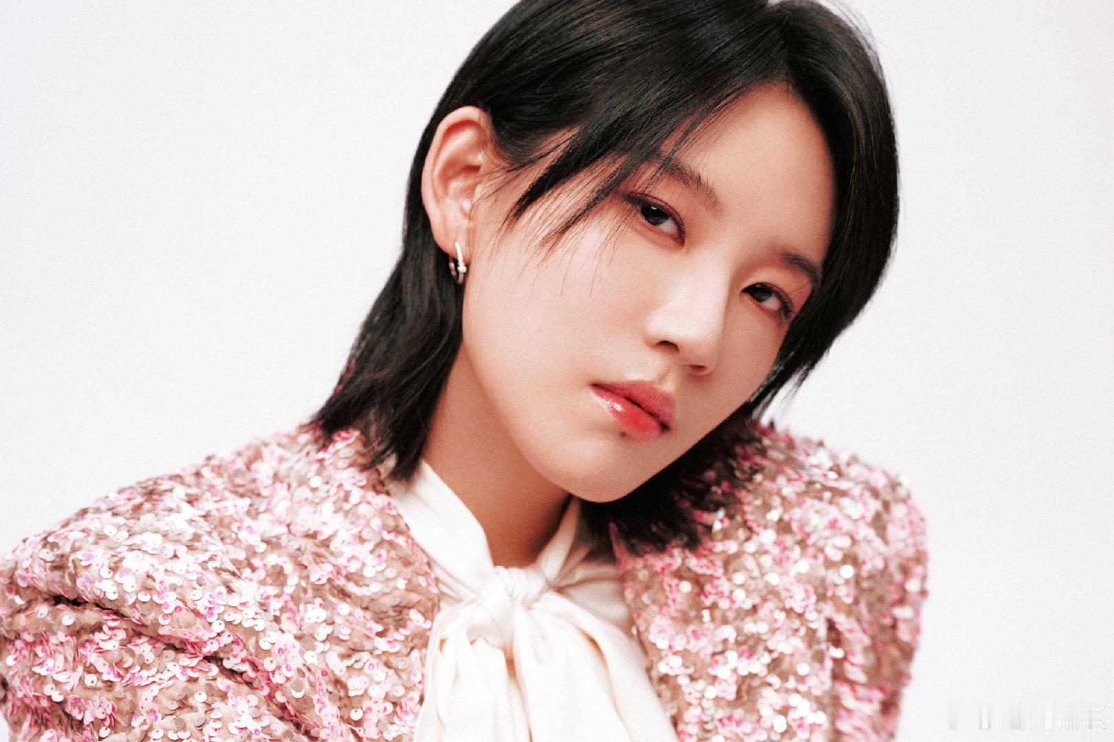 陆柯燃成都路演饭撒被问卫生间在哪 路演高光时刻：陆柯燃一边挥手饭撒，一边清晰报出