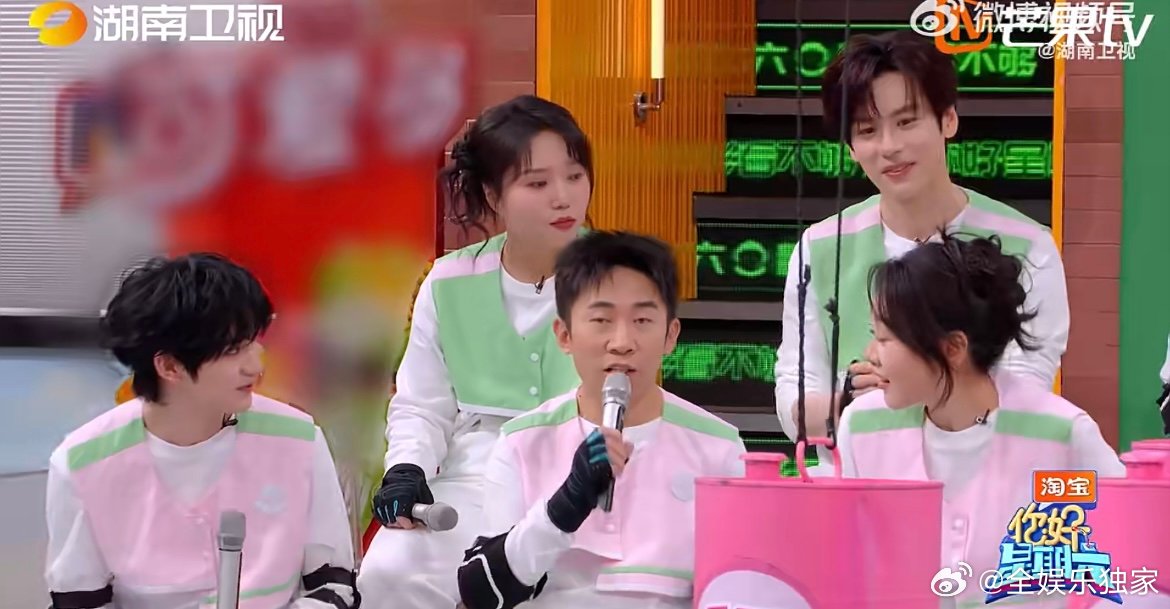 丁程鑫又调皮了 听到闫妮不会骑车，丁程鑫调皮本性藏不住，故意起哄逗乐，互动超有梗