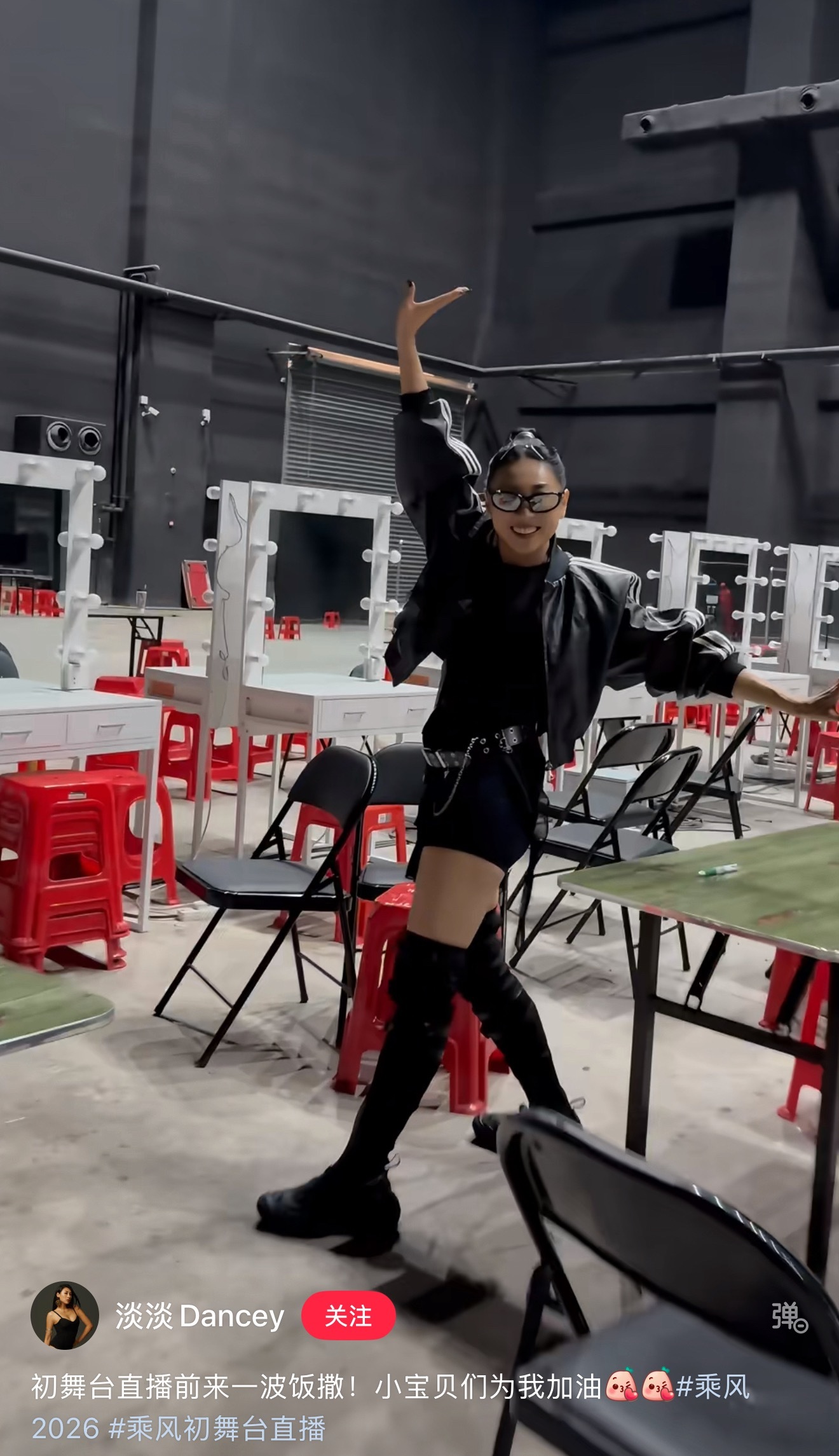 感觉各行业都经费紧张，浪姐后台和Vogue金九拍摄现场都好简陋，全是塑料凳子… 