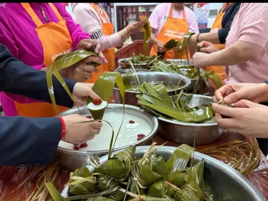 我认为甜粽子比起咸粽子，我更偏爱香甜的甜粽子。软糯的白粽蘸上绵密白糖，入口清淡又