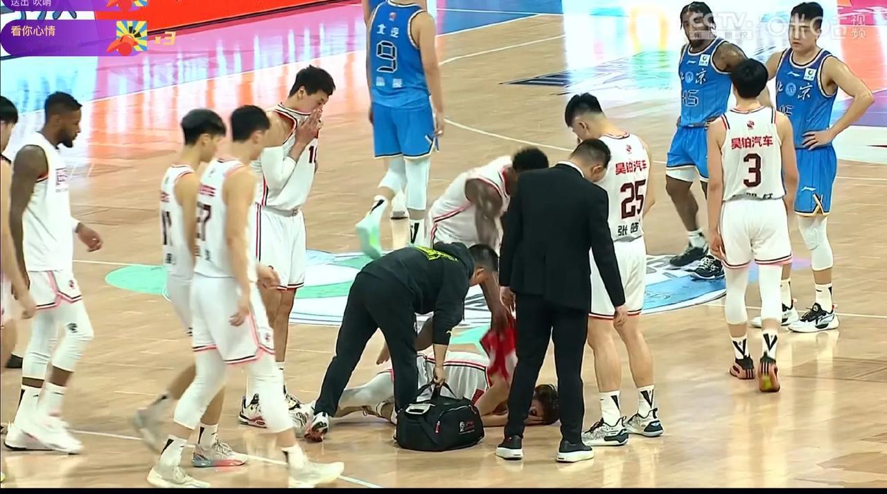 广东宏远夺冠无望，徐杰在对阵北京男篮比赛中崴脚下场，没了当家后卫的广东队很难冲击