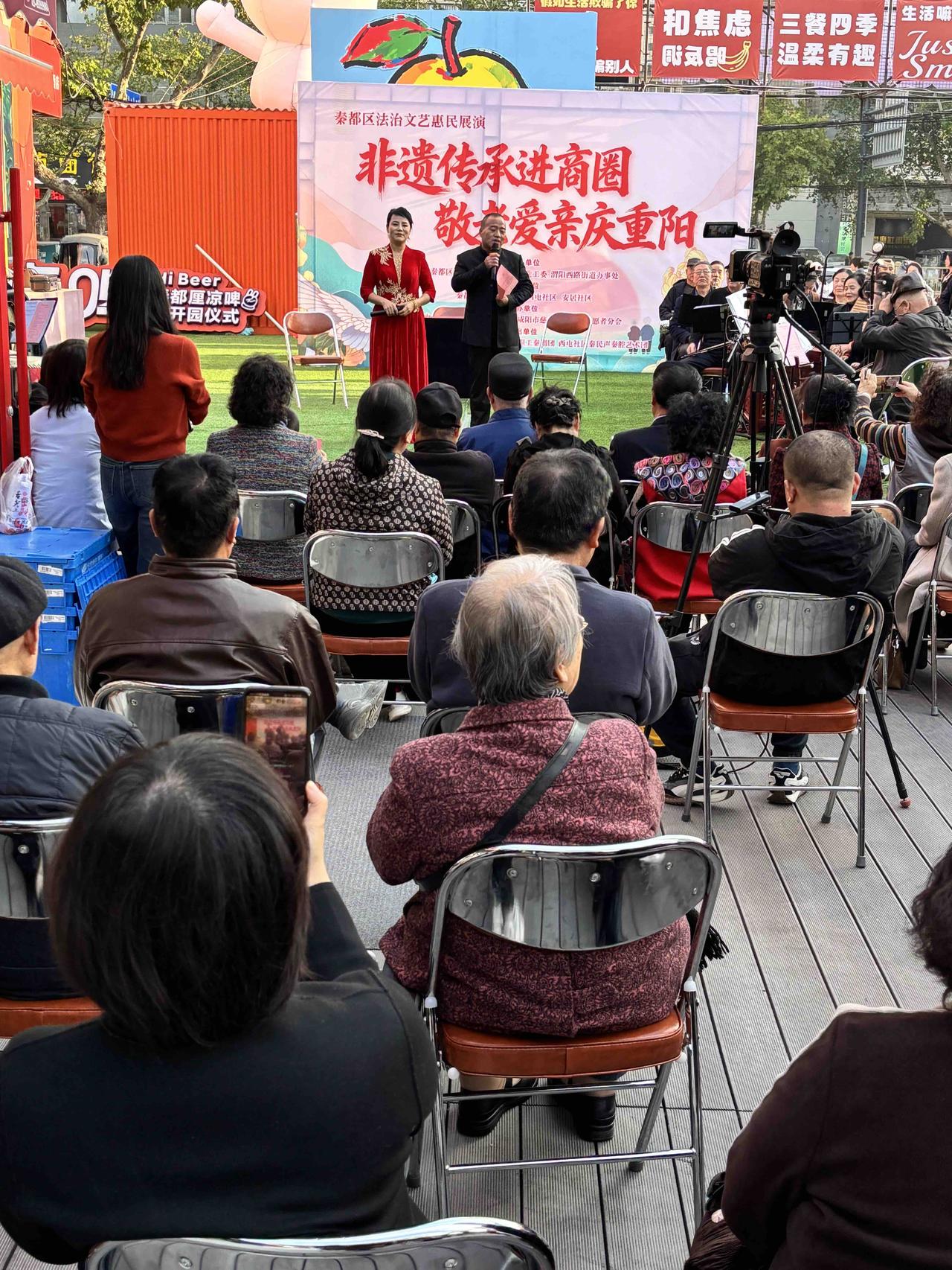 秦都里｜秦音与咖啡的邂逅
午后，特意寻到新开的秦都里步行街。刚踏入入口广场，便被