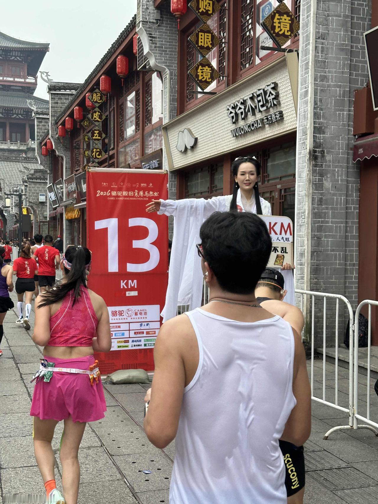 一说马拉松要少跑，60岁以上最好不跑。马上就有人说我从不跑马拉松，马拉松危害太大