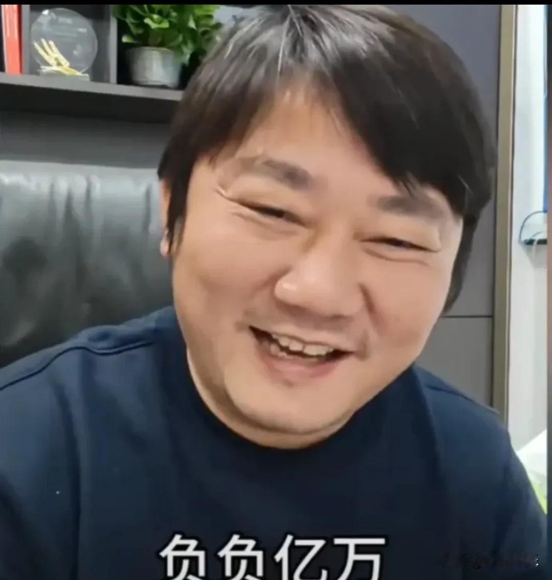 7月4日，张雪引发热议！
起因竟是他在社交平台上发了条视频，笑着给自己贴了个新标
