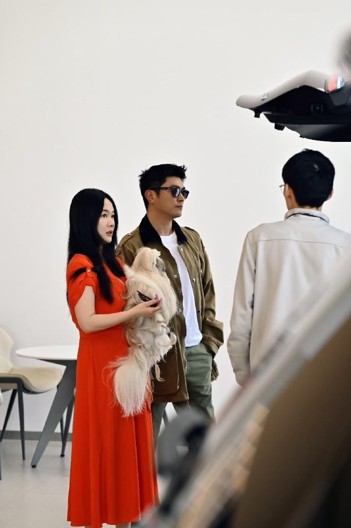 杜江霍思燕在车展直接下订，我想说：这才是高端家庭买车的真实逻辑

说实话，车展上