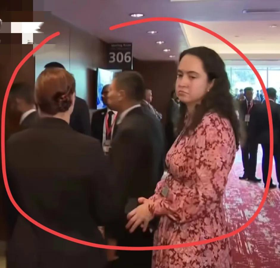 这位女工作人员是谁？中美外长会谈，开始前，两位挂着工作牌，欧美面孔的女工作人员，