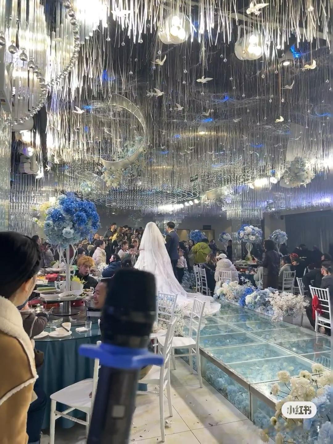 婚礼上的边界感太重要了， 不信你看这场面， 新人的体面全塌了。 婚礼是两口子的大