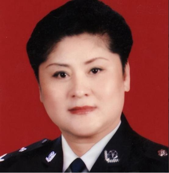 1996年，一个全身绑满炸药的歹徒闯进郑州国棉五厂幼儿园，劫持了28名孩子，女警
