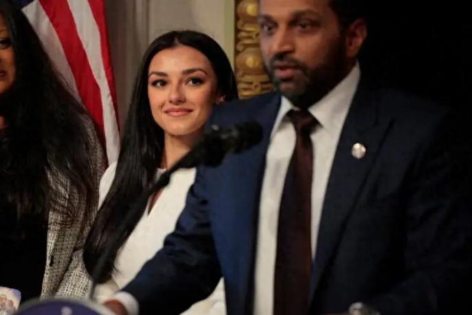 六千万美元的情人航班，这一幕让美国人沉默了

美国人这回是真的被自己的FBI局长