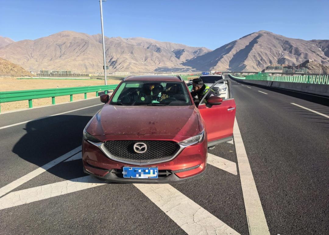 【拉萨交警太暖了】高原交警的担当 近日，在拉萨市达孜区拉泽公路，一场与时间赛跑的