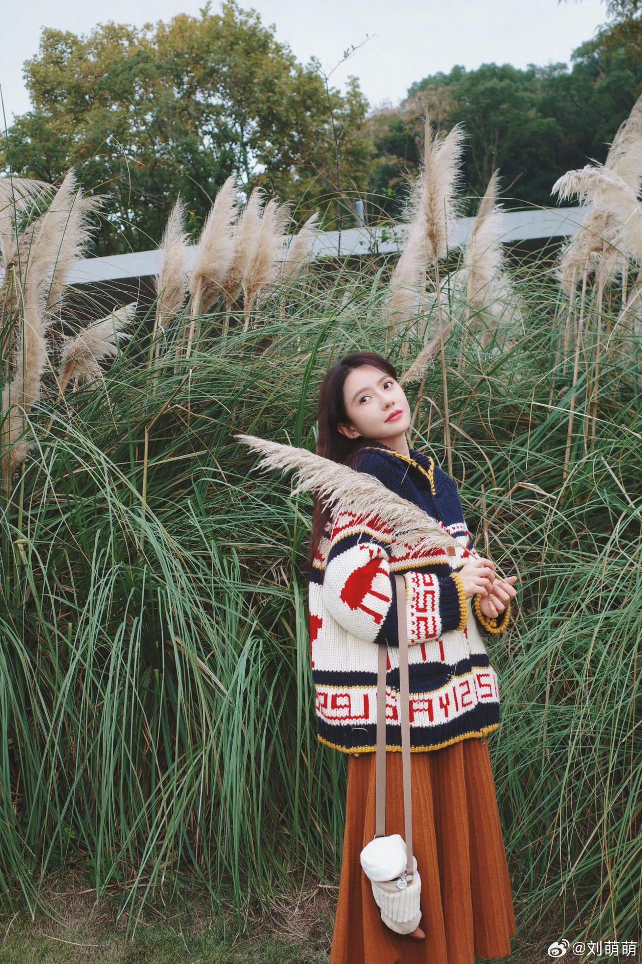 在古镇的桥上自拍，感受江南水乡的宁静与美好。