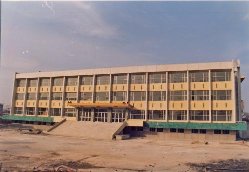 在济南泉城路商圈的核心地带，皇亭体育馆静静矗立。对于南来北往的游客而言，它或许只