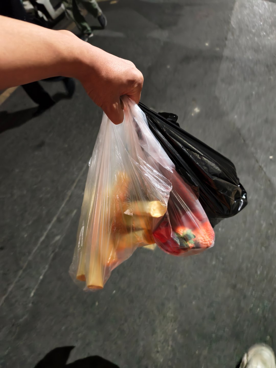 菜市场大丰收买了几百块钱海鲜回去一锅蒸了一条多宝鱼也用来清蒸再弄个生蚝粥还有超大