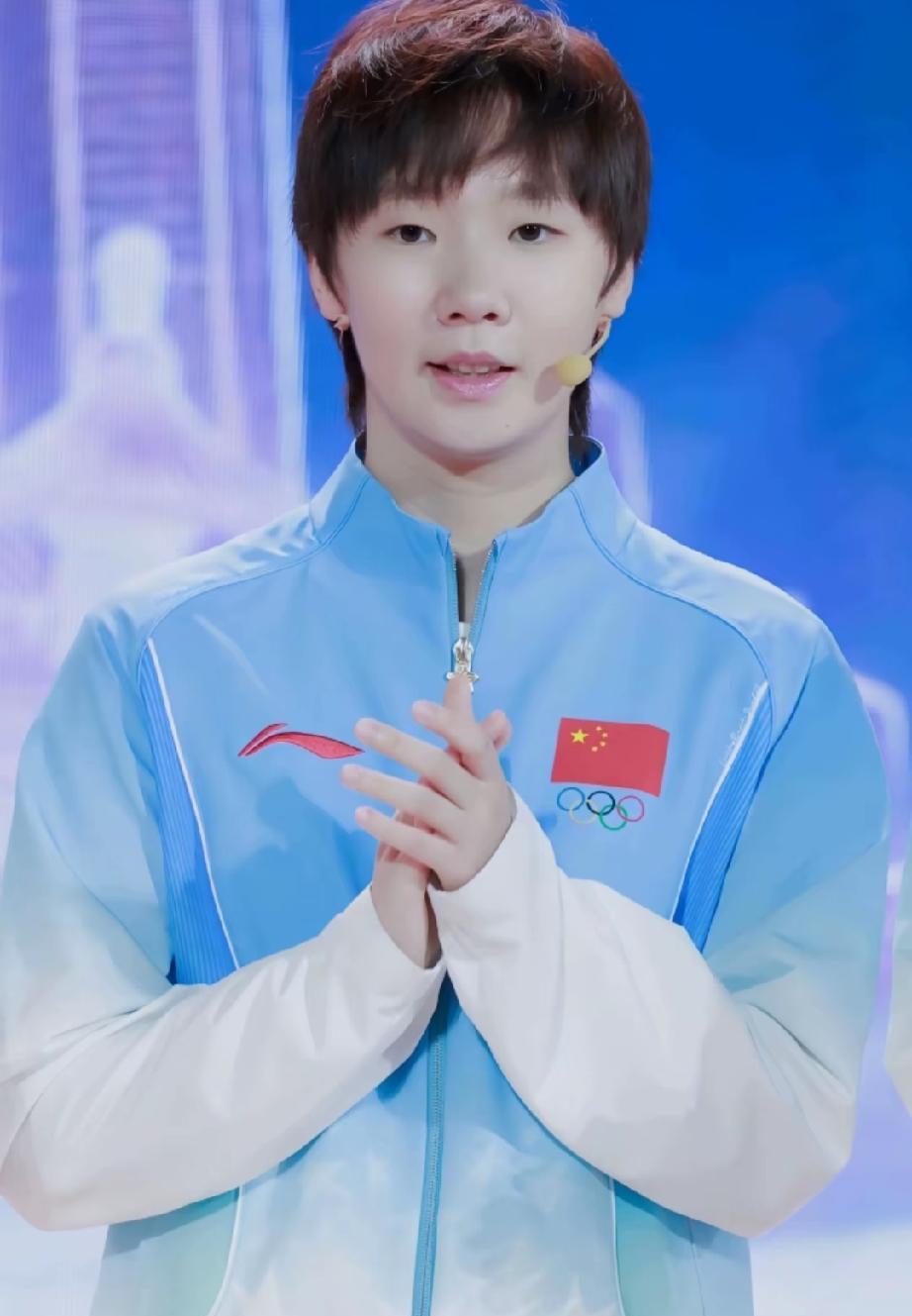 国乒名将王曼昱又拿奖了！
这次不是在赛场上夺金，而是跨界入选了“中国品牌青年”和