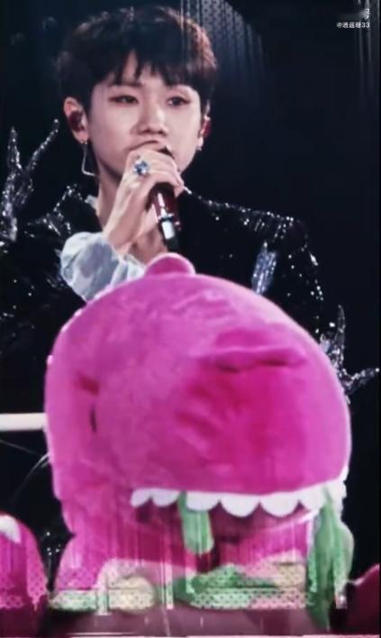 汪苏泷驮着素龙就上来了 妈呀！汪苏泷台州演唱会太会整活了，驮着素龙闪亮现身，车上